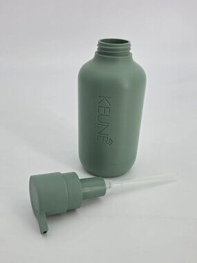 KEUNE refillable pump bottle in green, 400 ml / 13.5 fl oz.